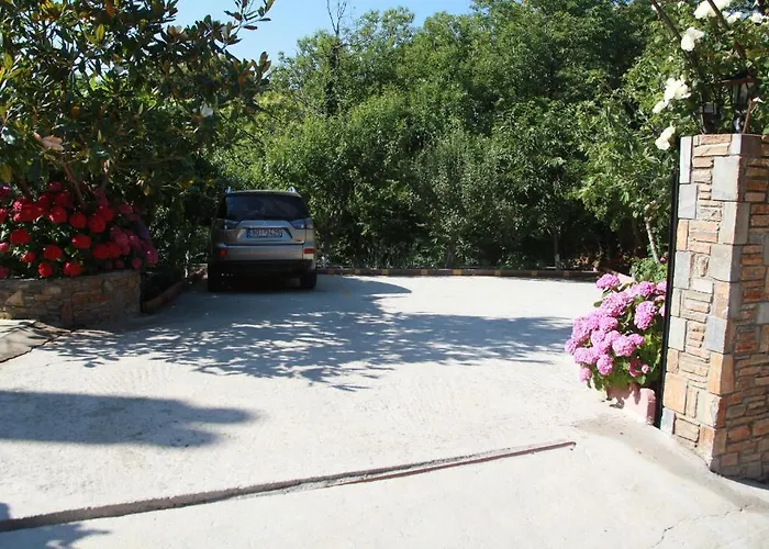 Xenioti Konukevi Tsagkarada